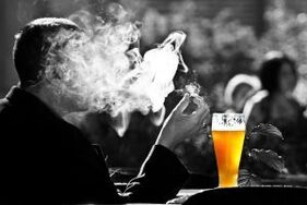 пиенето на алкохол стимулира желанието за пушене